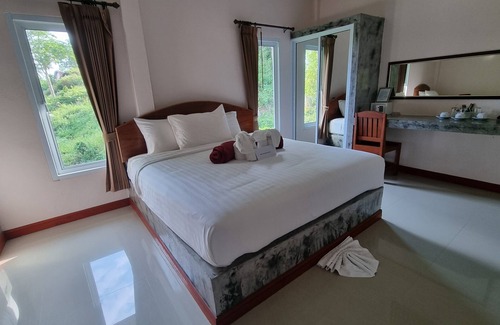 Hua Thanon Resort | Eco-Friendly Retreat at PawPaw Resort with Pool & Dining