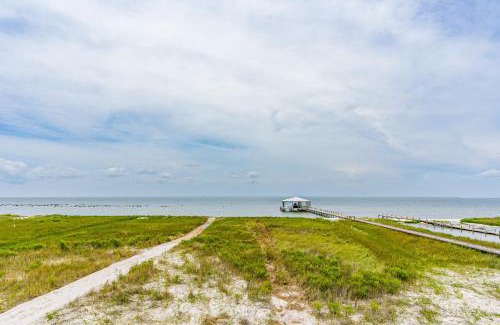 Dauphin Island House | Pawprints in the Sand: Pet-Friendly Oceanfront Getaway