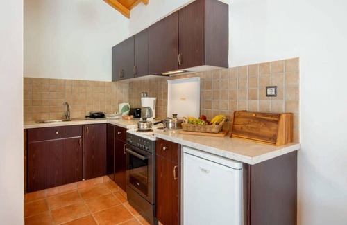 Ieromonachos House | Paxoi Sunny Serenity - Kirki's Studio with Hot Tub & Spa