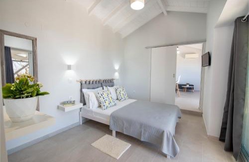Kourteika Apartment | Cozy Paxos Couple House with Child-Friendly Amenities