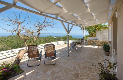 Kourteika Apartment | Cozy Paxos Couple House with Child-Friendly Amenities