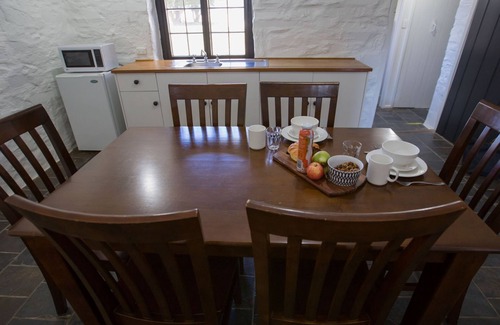 Burra Cottage | Pet-Friendly Paxton Square: Rated 9.2/10 for Families