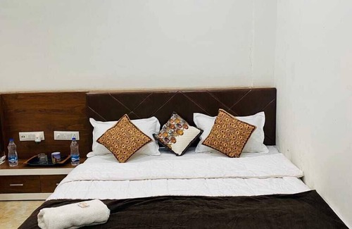 Maheshwar Hotel | Budget-Friendly Stay at Payal Palace with Breakfast Included