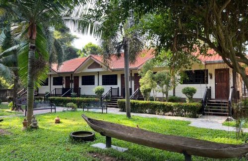 Uthai Thani Resort | Cozy Payamai Resort: Pet-Friendly with Pool & Breakfast