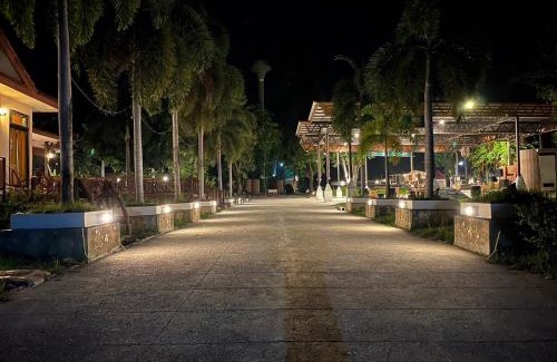 Uthai Thani Resort | Cozy Payamai Resort: Pet-Friendly with Pool & Breakfast