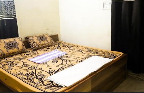 Etmadpur House | Budget-Friendly Stay at Paying R.B Guesthouse with Pets Welcome