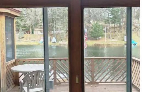 Harrison Cottage | Payne's Lakeside Cottage: Pet-Friendly with Private Beach