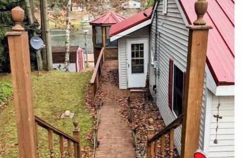Harrison Cottage | Payne's Lakeside Cottage: Pet-Friendly with Private Beach