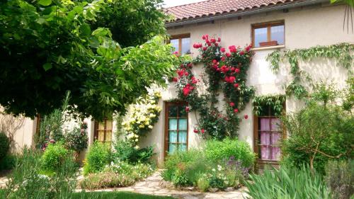 Tour-de-Faure House | Tranquil Paysannerie des Versanes: Family-Friendly Retreat