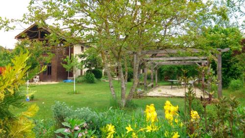 Tour-de-Faure House | Tranquil Paysannerie des Versanes: Family-Friendly Retreat