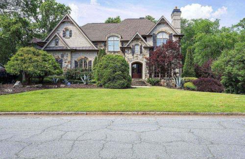 Atlanta House | Experience Comfort at Payton's Place: Pet-Friendly Retreat
