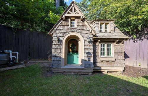 Atlanta House | Experience Comfort at Payton's Place: Pet-Friendly Retreat