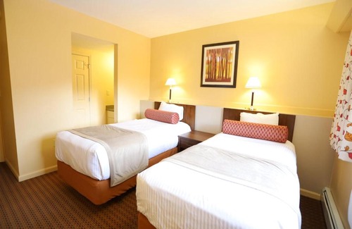 Lincoln House | Discover PB: Family-Friendly Retreat with Pool & Hot Tub