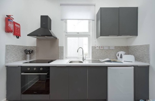 Abingdon Apartment | Modern Studio Apartment at Earl's Court with Kitchen Amenities