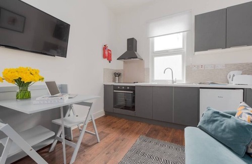Abingdon Apartment | Modern Studio Apartment at Earl's Court with Kitchen Amenities