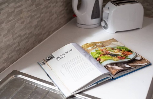 Abingdon Apartment | Modern Studio Apartment at Earl's Court with Kitchen Amenities