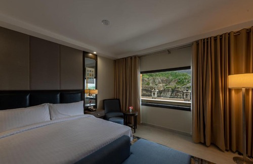 Hunza Hotel | Elegant PC Legacy Hunza: Pet-Friendly Retreat with Hot Tub