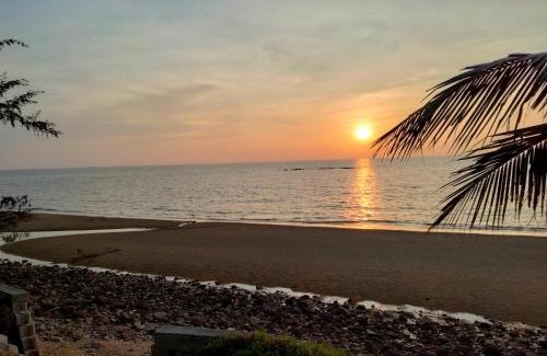 Tanjung Tanah Merah Apartment | Family-Friendly PD Batu 9 Cocobay Apartment with Ocean View