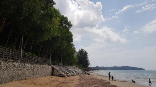 Tanjung Tanah Merah Apartment | Family-Friendly PD Batu 9 Cocobay Apartment with Ocean View