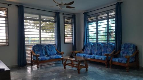 Tanjung Tanah Merah Apartment | Family-Friendly PD Batu 9 Cocobay Apartment with Ocean View