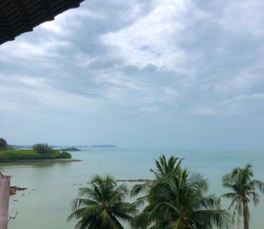 Taman Haji Zainal Apartment | Oceanfront Retreat: Pd Infront Seaview with Guest Rating 8/10