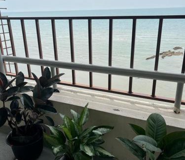 Taman Haji Zainal Apartment | PD Seaview Family Retreat with WiFi and Great Reviews