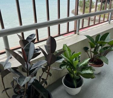 Taman Haji Zainal Apartment | PD Seaview Family Retreat with WiFi and Great Reviews