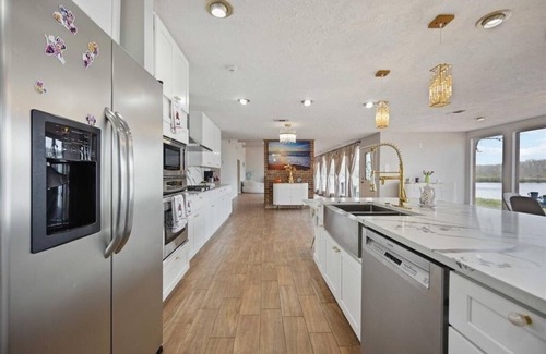 College Park House | Tranquil Lake View Hotel with Pet-Friendly Amenities