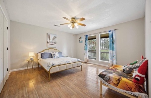 College Park House | Tranquil Lake View Hotel with Pet-Friendly Amenities