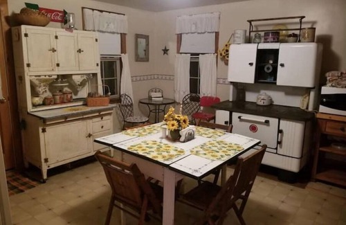 Harrisonville Other | Tranquil Farmhouse Retreat in Fulton County with Hot Tub
