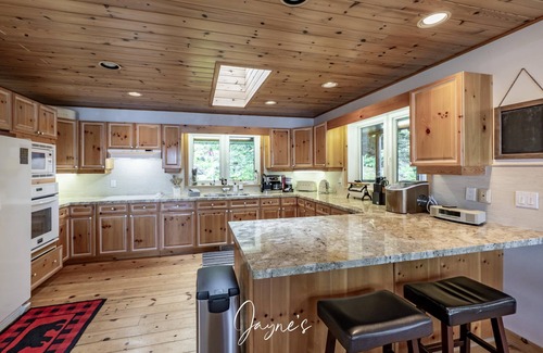 Seguin Cottage | Tranquil Retreat at Little Lake Joseph: Pet Friendly Getaway