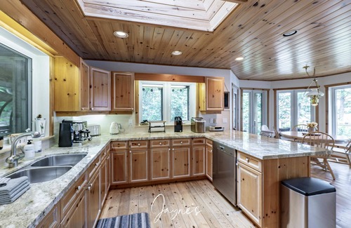 Seguin Cottage | Tranquil Retreat at Little Lake Joseph: Pet Friendly Getaway