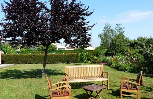 Saint-Loubes House | Modern Retreat Near Bordeaux with Spa and Pool Amenities