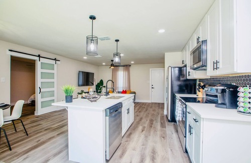 The Colony House | Cozy Peace Cottage: Modern 3-Bedroom Retreat with Kitchen