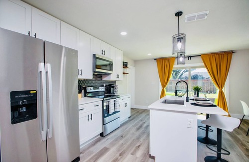 The Colony House | Cozy Peace Cottage: Modern 3-Bedroom Retreat with Kitchen