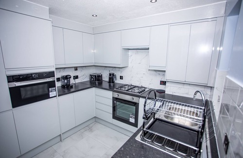 Thamesmead House | Peace of Mind: Top-Rated Hotel with Spa and Hot Tub