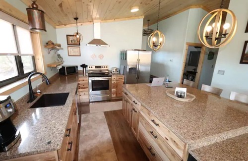 Torrey House | Tranquil Getaway with Breakfast and Panoramic Views