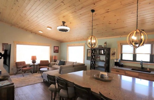 Torrey House | Tranquil Getaway with Breakfast and Panoramic Views