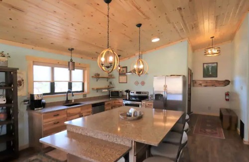 Torrey House | Tranquil Getaway with Breakfast and Panoramic Views