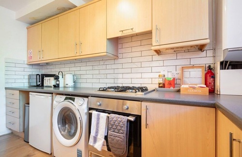 Wandsworth Apartment | Tranquil 2bd Oasis with Spa Near Thames Beach Club