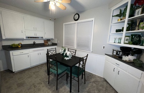 Redford House | Idyllic 3BR Retreat with Free Wifi & Pet Friendly Stays