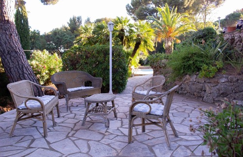 Plage de la Garonnette Villa | Tranquil 1930s Villa Steps from the Ocean with Spa & Pool