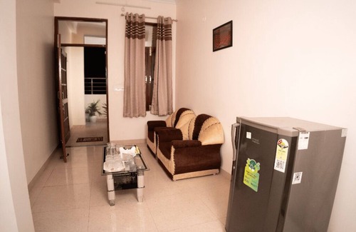 Gomti Nagar Bed & Breakfast | Peaceful 1BHK Near Taj | Kitchen + Breakfast