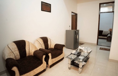 Gomti Nagar Bed & Breakfast | Peaceful 1BHK Near Taj | Kitchen + Breakfast