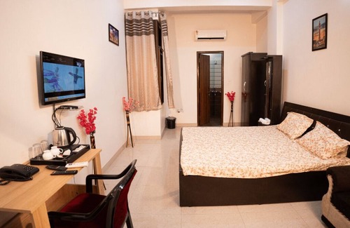 Gomti Nagar Bed & Breakfast | Peaceful 1BHK Near Taj | Kitchen + Breakfast