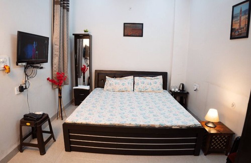 Gomti Nagar Bed & Breakfast | Peaceful 1BHK Near Taj | Kitchen + Breakfast