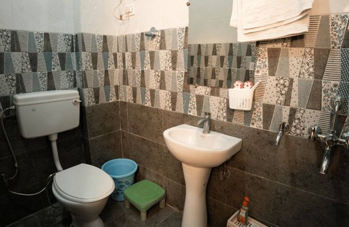 Gomti Nagar Bed & Breakfast | Peaceful 1BHK Near Taj | Kitchen + Breakfast