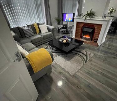 Vange Apartment | Serene 3-Bed Home - Guest Rated 10/10 for Excellence