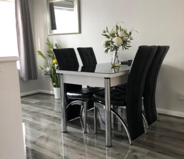 Vange Apartment | Serene 3-Bed Home - Guest Rated 10/10 for Excellence