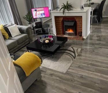 Vange Apartment | Serene 3-Bed Home - Guest Rated 10/10 for Excellence